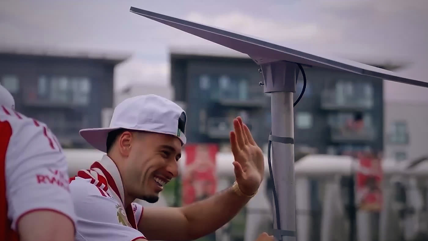 A Starlink terminal mounted on the Arsenal trophy parade bus, with players celebrating beside it.